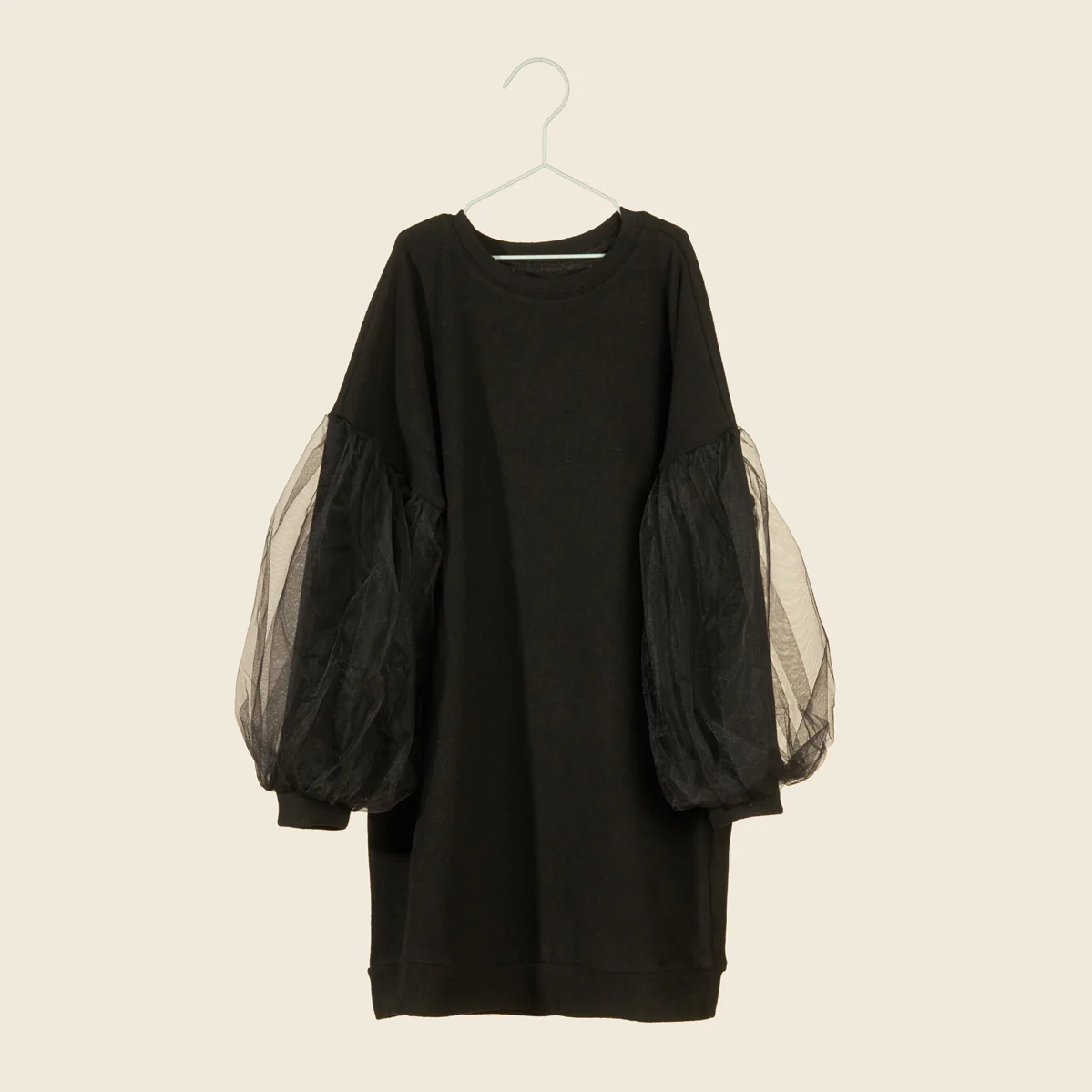 Maglia in caldo cotone nera con maniche in tulle - immagine 2