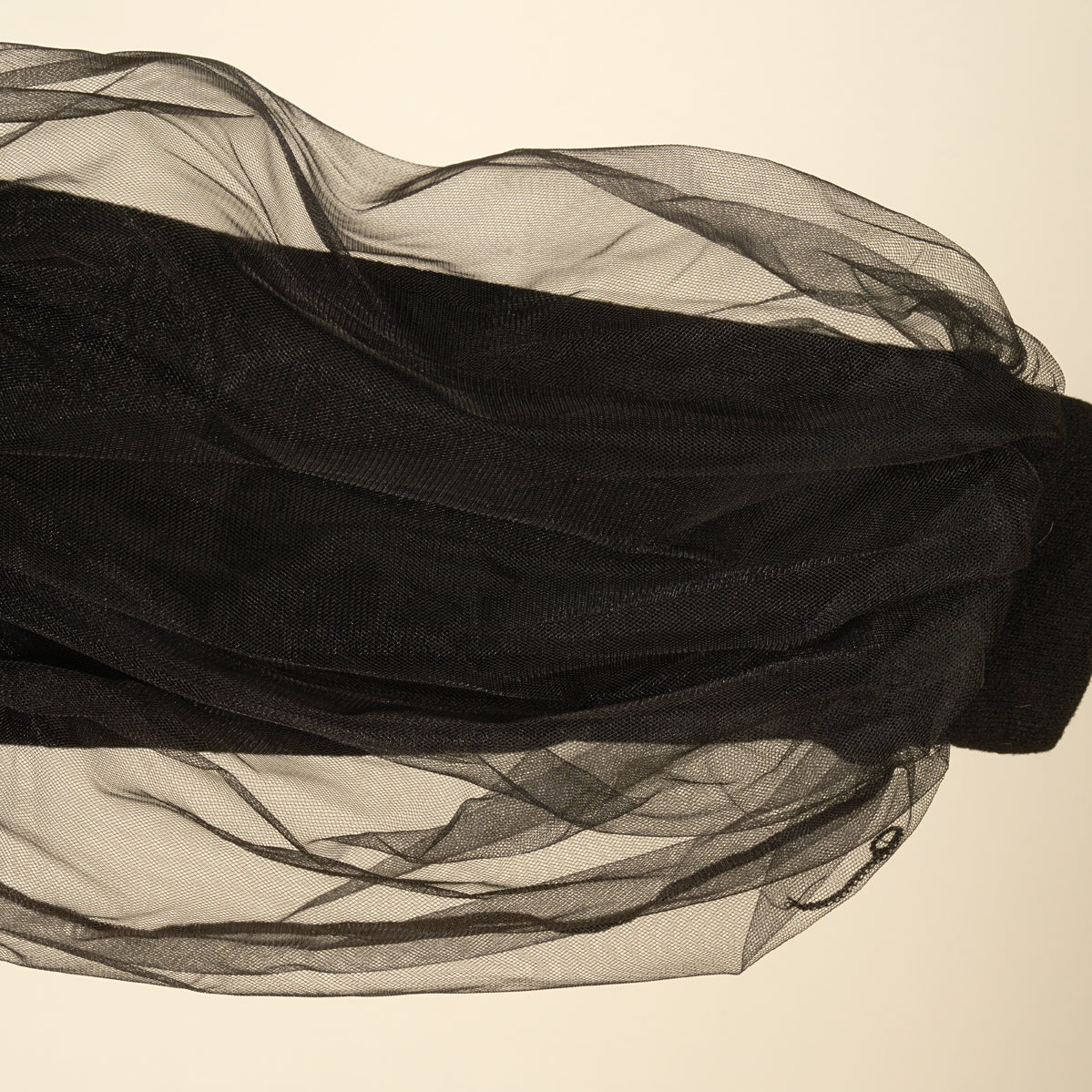 Maglia in caldo cotone nera con maniche in tulle - immagine 3