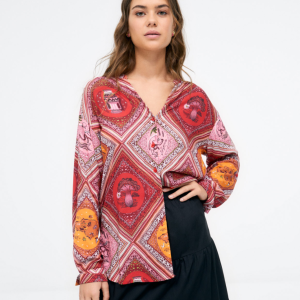 Camicia a maniche lunghe. Scollo a V. Stampa Rosso