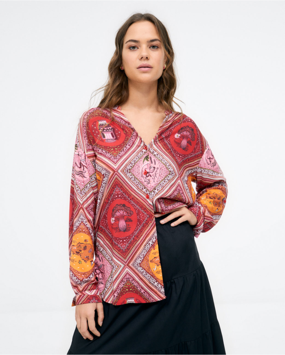 Camicia a maniche lunghe. Scollo a V. Stampa Rosso