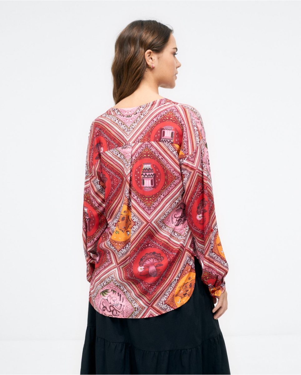 Camicia a maniche lunghe. Scollo a V. Stampa Rosso - immagine 4