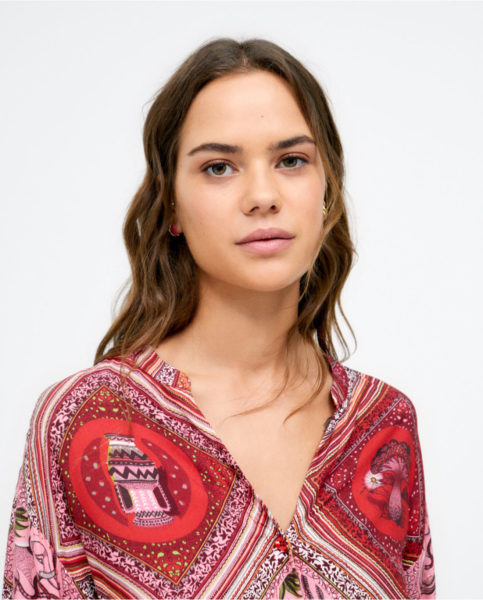 Camicia a maniche lunghe. Scollo a V. Stampa Rosso - immagine 5