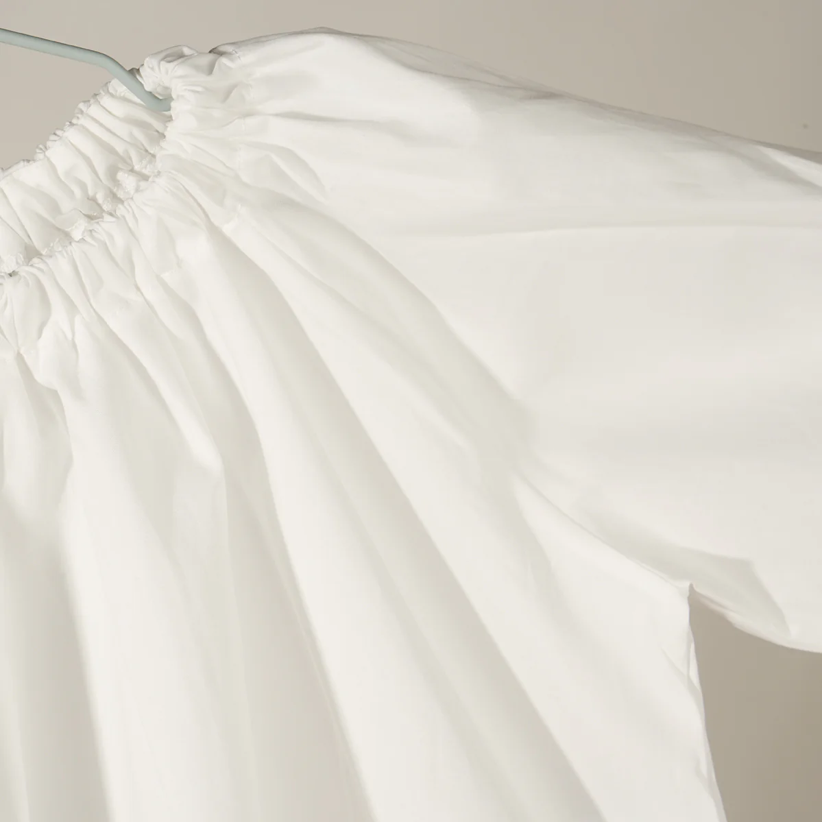 Blusa bianca manica raglan a sbuffo - immagine 4