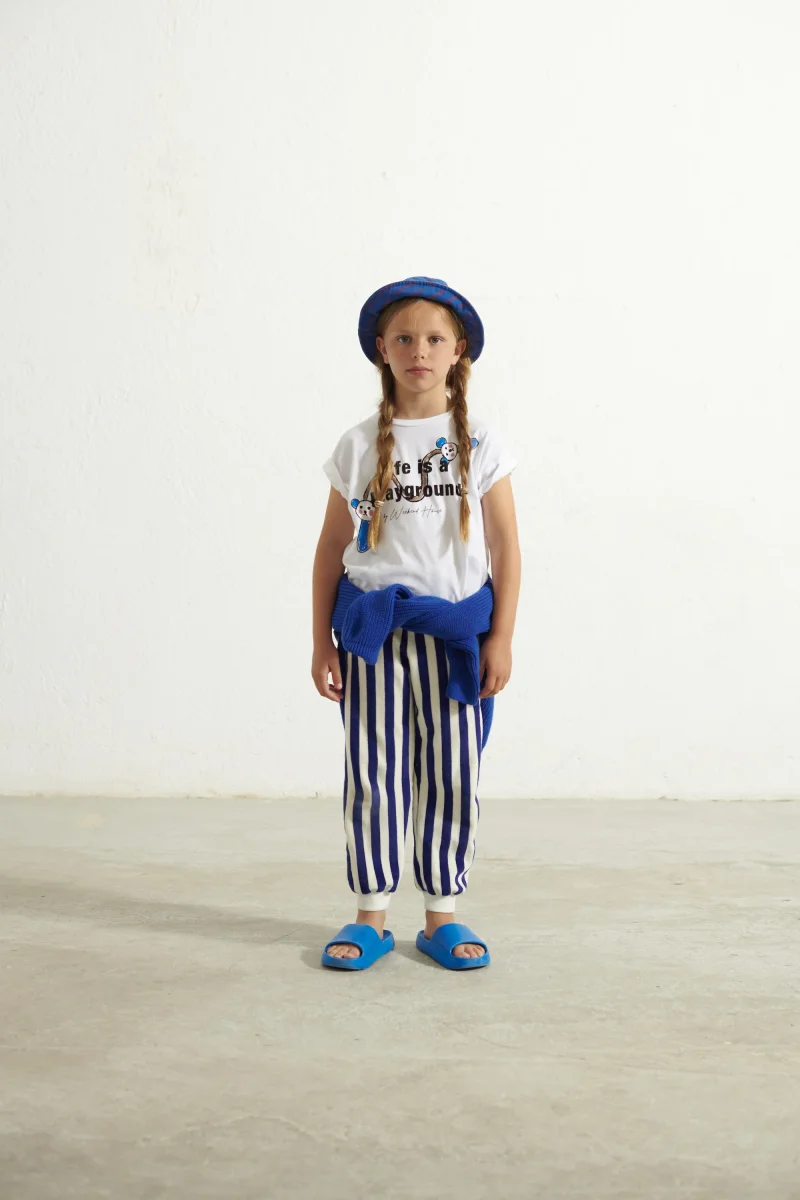T-shirt bianca a maniche corte con scritta "Life is a playground" - immagine 3