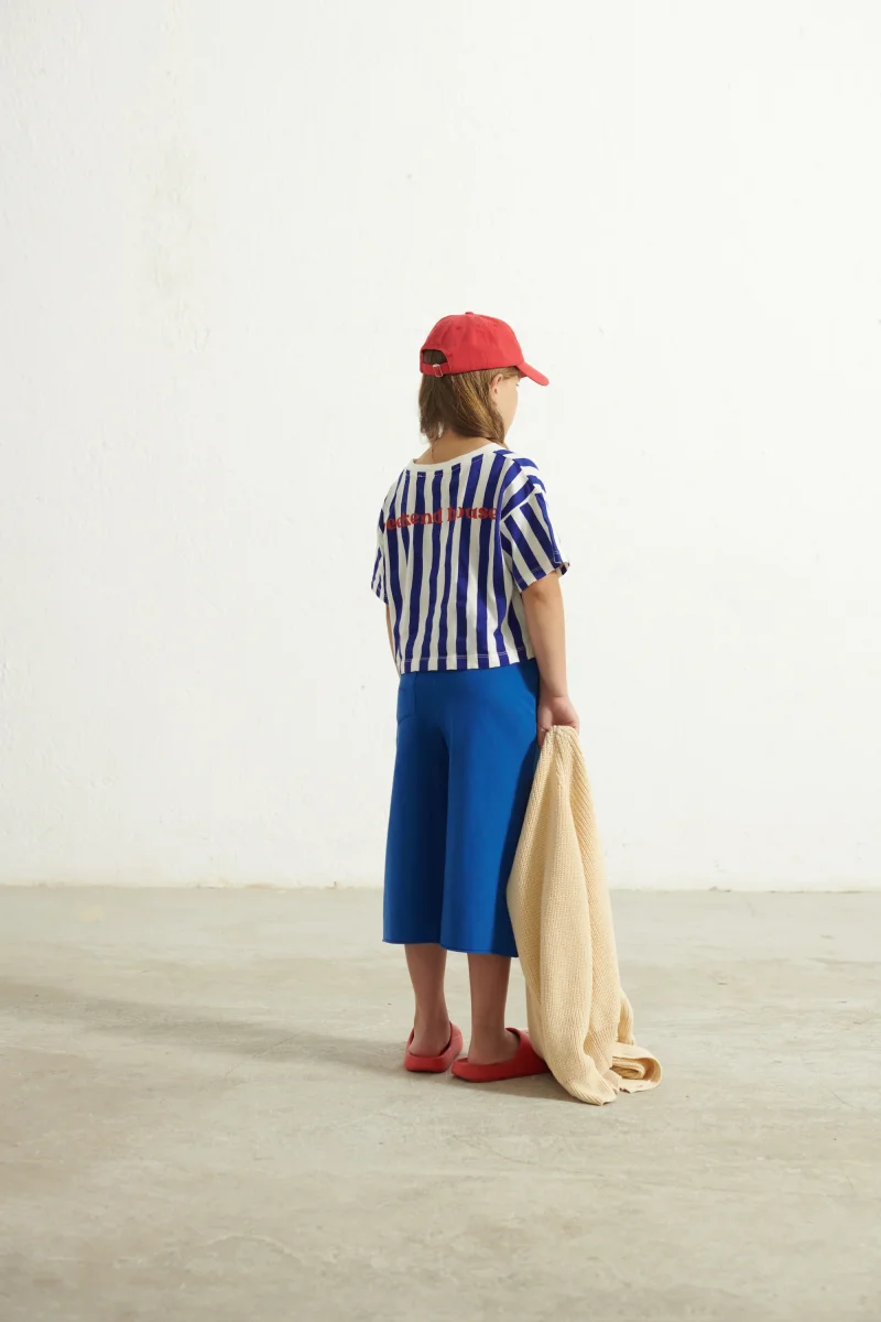 T-shirt crop a righe bianche e blu - immagine 3