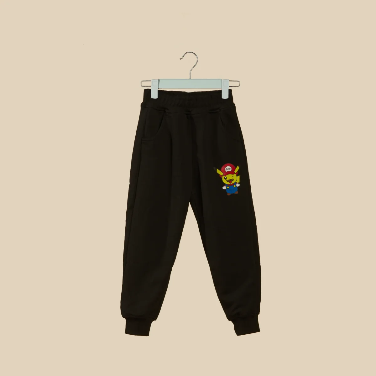 Pantalone in tuta nero con PikaMario - immagine 2