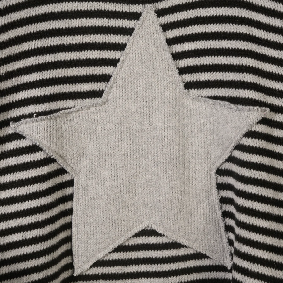 Maglione tricot a righe grigio-nero - immagine 4