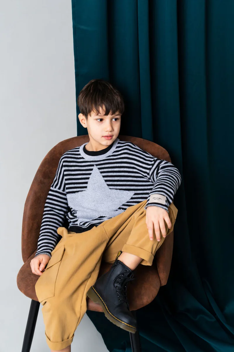 Maglione tricot a righe grigio-nero - immagine 3