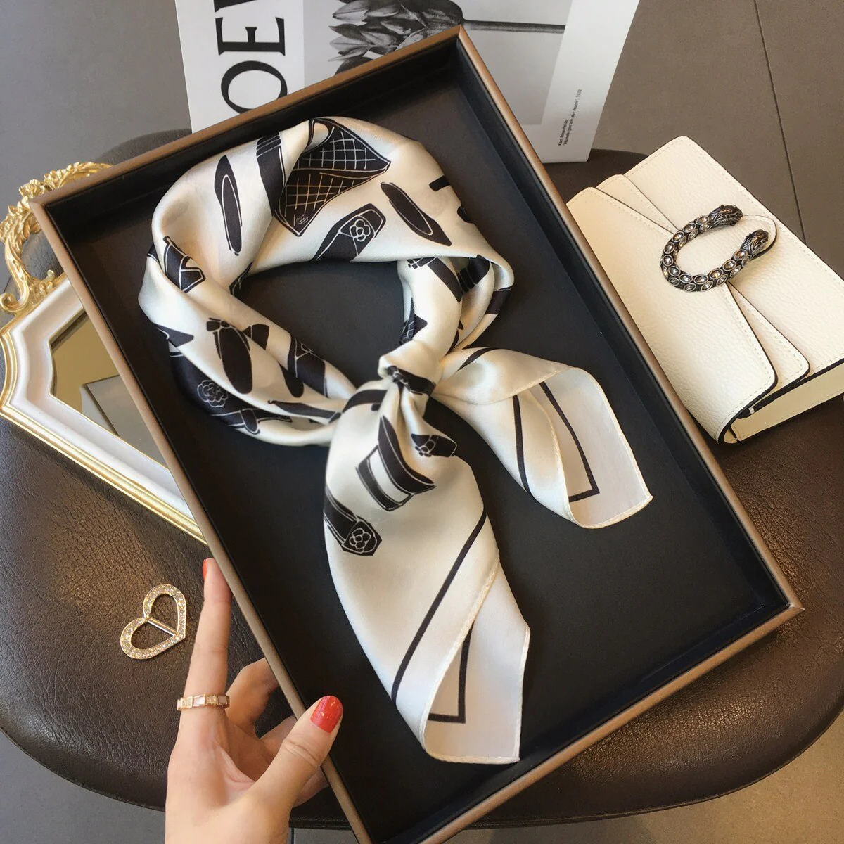 Carré 100% Soie Décoration Moderne Femme | La Parisienne - immagine 2