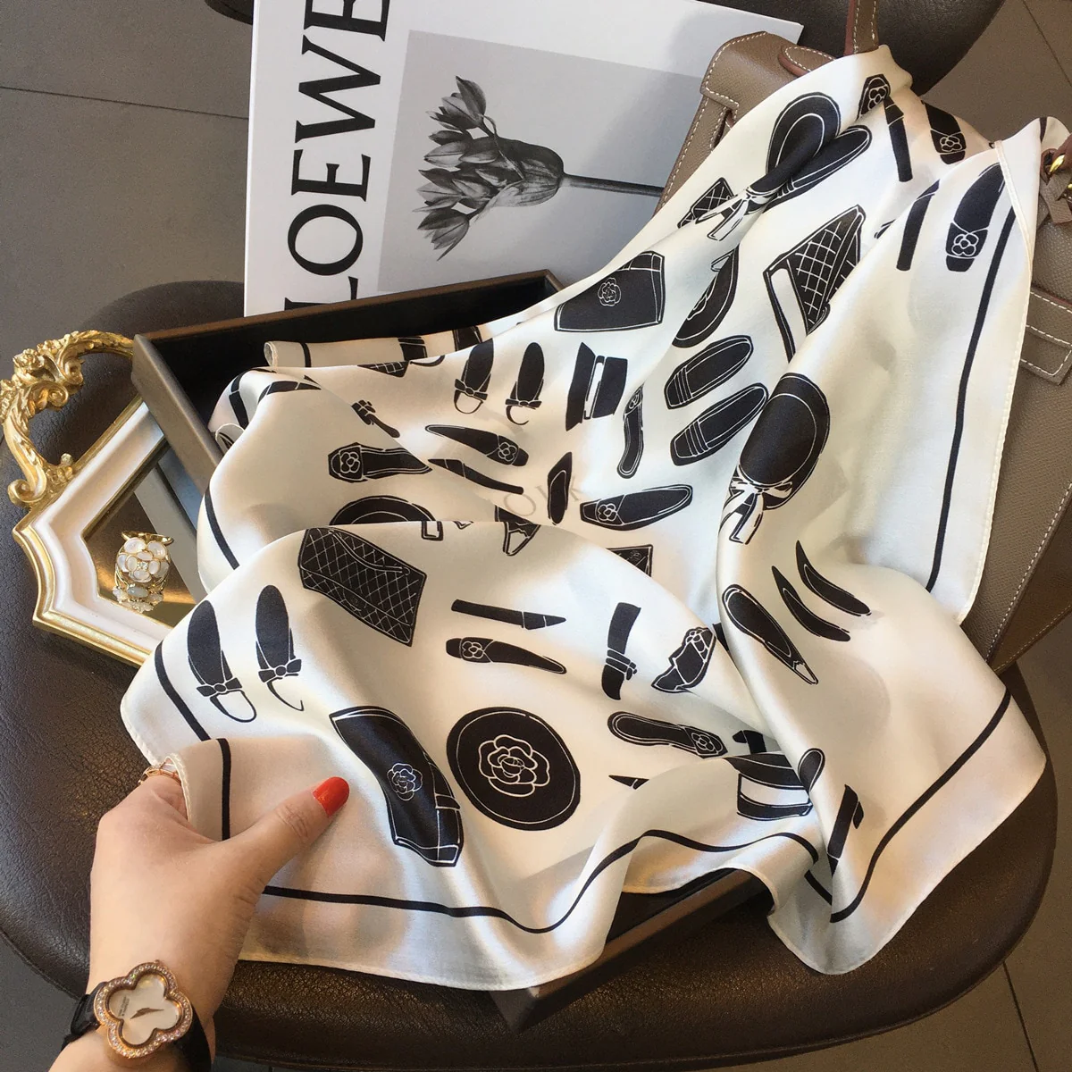 Carré 100% Soie Décoration Moderne Femme | La Parisienne - immagine 3