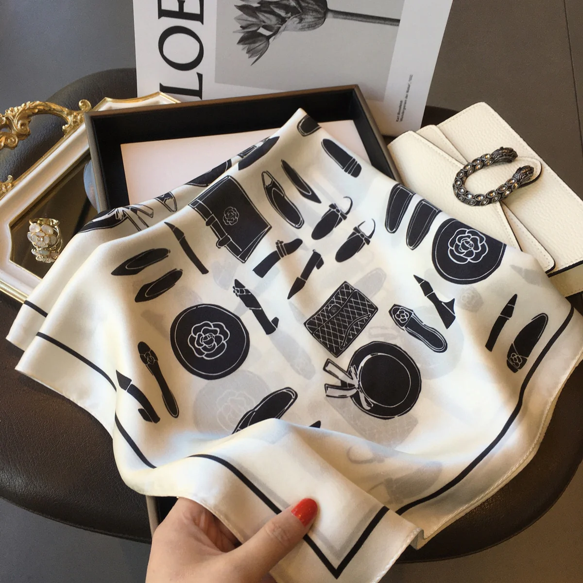 Carré 100% Soie Décoration Moderne Femme | La Parisienne - immagine 6