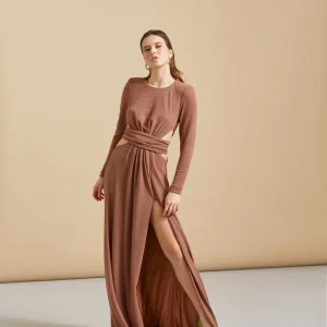 Abito lungo con maniche lunghe e spalline