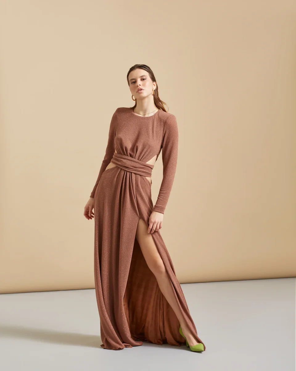 Abito lungo con maniche lunghe e spalline - immagine 2